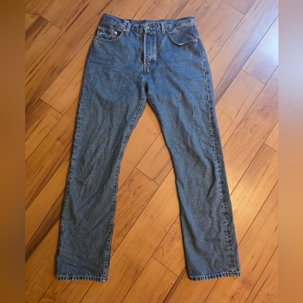 Levis Size 28. Barely Worn